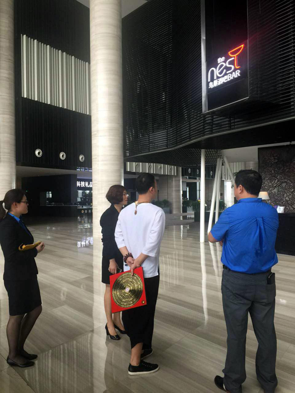 秦阳明老师和酒店工作人员在酒店大堂