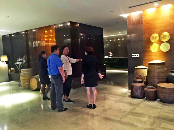 秦阳明老师及酒店工作人员在酒店中餐厅