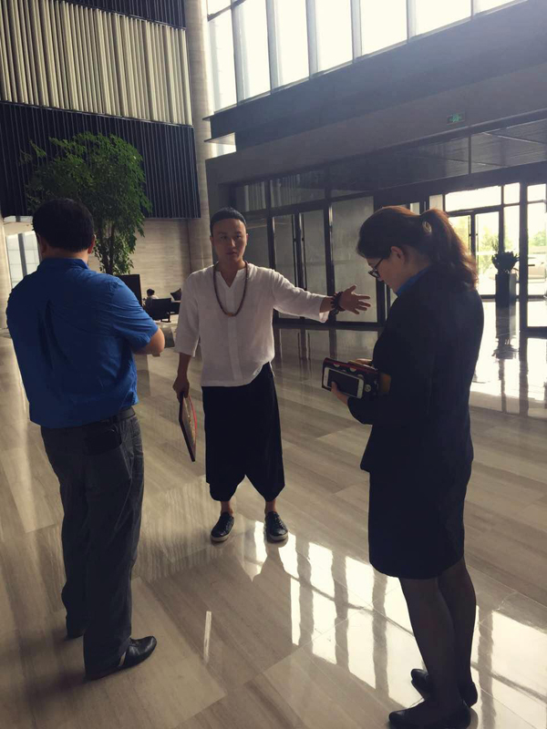 秦阳明老师及酒店工作人员在酒店正门前