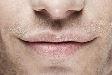 嘴唇薄的男人