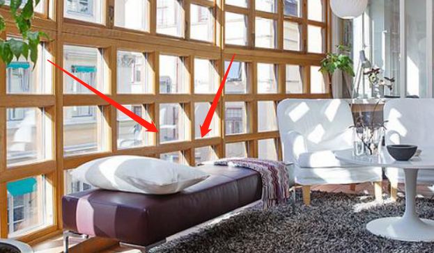 客厅沙发靠阳台门