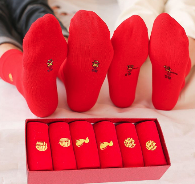 36岁的坎穿红袜子